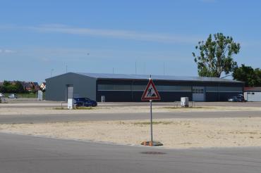 Halle mit leerem Platz und Baustellenschild