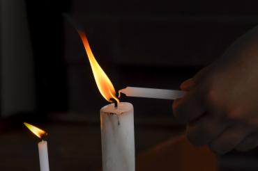 Kerze wird angezündet