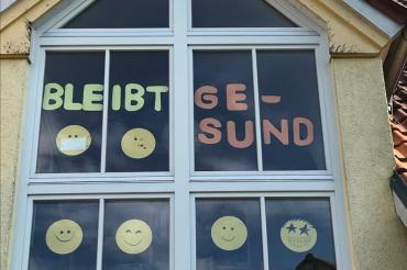 Das Foto zeigt das Fenster der Luftgruppe des Rainer Kindergartens "Bei der Klause"