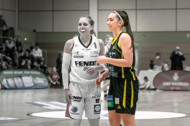 Die ehemalige deutsche Nationalspielerin Levke Brodersen (rechts, hier noch im Trikot der Saarlouis Royals) spielt ab kommender Saison für die XCYDE Angels und tritt damit die Nachfolge von Leslie Vorpahl (links) auf der Point Guard Position an, die nicht mehr nach Nördlingen zurückkehren wird.