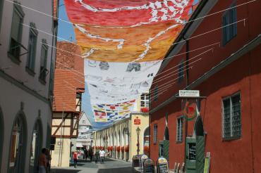 Bedruckte Stoffbahn über Nördlinger Fußgängerzone