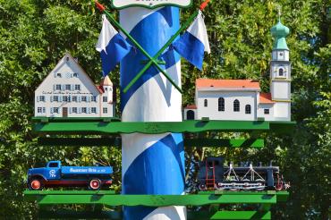 Maibaum mit Schildern