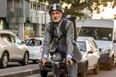 Mann im Anzug auf Fahrrad