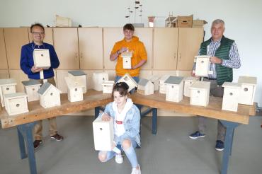 Bürgermeister Dr. Martin Drexler (links) und Kulturreferent Josef Barta (rechts) mit zwei Projektbeteiligten der Mittelschule.