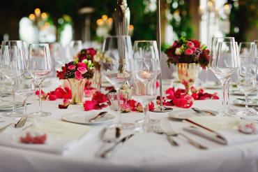 Gedeckter Tisch mit Besteck und Gläsern