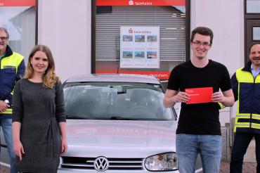 Bild zeigt im Vordergrund die Leiterin der Geschäftsstelle Tapfheim der Sparkasse Donauwörth, Nadja Beck, bei der Übergabe des Sparbuchs an Maximilian Schreiber. Dahinter links von der Gebietsverkehrswacht Donauwörth der lokale Projektleiter von „Könner durch Erfahrung“, Peter Oesterer sowie rechts der Vorsitzende Karl Würth.