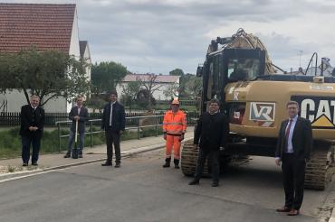 Personen bei Spatenstich in Holzheim