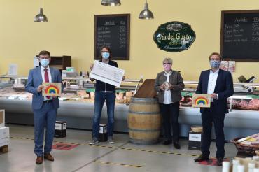 Stefan Rößle, Joachim Schoser, Fiorella Salamena, MdL Wolfgang Fackler mit Scheck bei Via del Gusto
