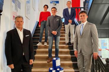 Fünf Personen mit Kanistern auf Treppe im Nördlinger Rathaus