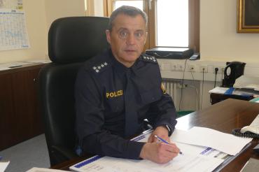 Polizist Walter Beck sitzt an seinem Schreibtisch