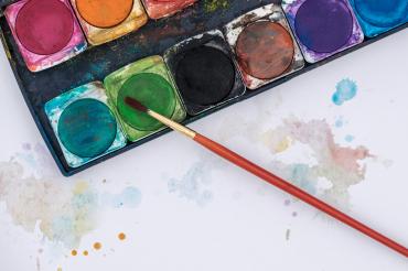 Wasserfarbkasten mit Pinsel