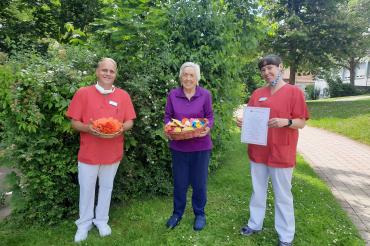 Bewohner und Mitarbeiter freuen sich über Post