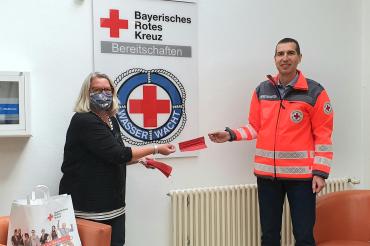Monika Albinger überreicht die 5.000 Maske an den Kreisgeschäftsführer Arthur Lettenbauer