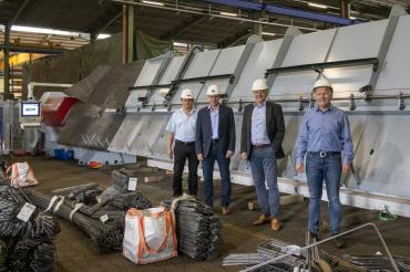 Ein neuer, energiesparender Bügelbiegeautomat ist seit kurzem im Biegebetrieb von Eisen-Fischer in Nördlingen für die Bearbeitung von Betonstahl im Einsatz. Über diesen Meilenstein freuen sich vor der neuen Maschine von links Wilhelm Uhl vom Facility Management, Betonstahl-Gruppenleiter Friedrich Engelhard, Geschäftsführer Volker Baumgärtner und Biegebetriebs-Gruppenleiter Rainer Schmidt.