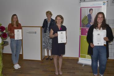 Hauswirtschaftsdirektorin Brigitte Steinle (hinten) freute sich mit den Prüfungsbesten der hauswirtschaftlichen Teilzeitschule Nördlingen, (von rechts).Eva-Maria Oswald, Gudrun Stumpf und Cornelia Funk. 