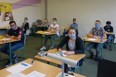 Schüler mit Masken im Klassenzimmer