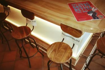 Stühle an Tresen mit Schild "Alexanderplatz"