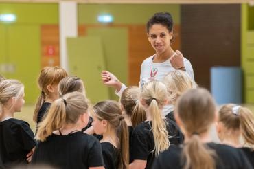 Angels-Spielerin Amenze Obanor umringt von Nachwuchs-Angels. Das raining kann endlich wieder beginnen.