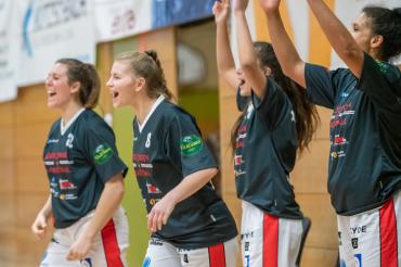 Basketballerinnen Geiselsöder, Sachnovski, Berlitz und Obanor im Trikot, jubelnd