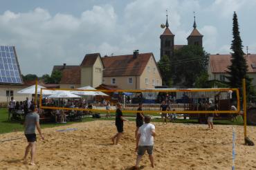 Beachvolleyballplatz mit Bewirtung in Auhausen, mit Kirche im Hintergrund