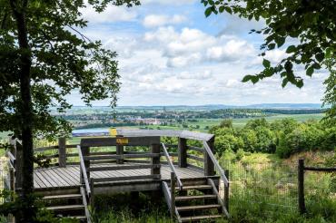 Die Aussichtsplattform im Erlebnis-Geotop Lindle. 