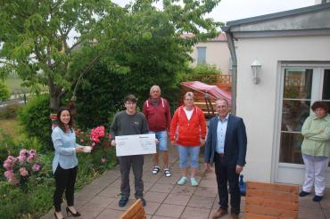 Unser Bild zeigt drei Bewohner der Sigelvilla in Asbach-Bäumenheim, sowie in der ersten Reihe Verena Geitner (Ausbilderin Fa. Grenzebach), Simon Lösch (Auszubildender Fa. Grenzebach) und Günter Schwendner (Geschäftsführer Lebenshilfe Donau-Ries e.V.) bei der Spendenübergabe in Asbach-Bäumenheim.