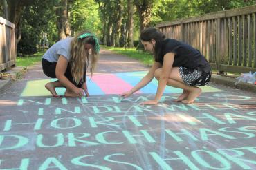 "Niemals in der Welt hört Hass durch Hass auf. Hass hört durch Liebe auf" schreiben Bernadette Rödl und Franziska Schissler auf den Fußweg in der Donauwörther Promenade. 