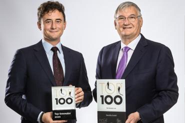 Matthias und Armin Thienel im Anzug mit Auszeichnungen Top 100