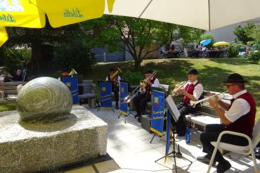 An der frischen Luft schmeckt das Mittagessen besonders gut und mit Musik nochmal so gut.