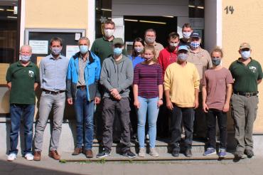 Menschen mit Masken vor der Nördlinger Tafel