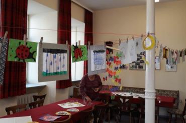 Leine und Tische mit Bildern von Kindern