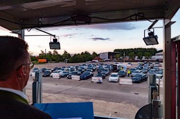 Die Firma GEDA hielt Betriebsversammlung aufgrund der Corona-Pandemie im Autokino Dillingen ab. 