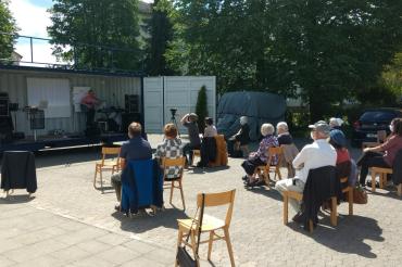 Open-Air-Gottesdienst mit Container