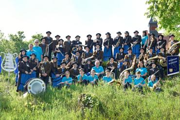 Gruppenbild einer Musikkapelle in Tracht