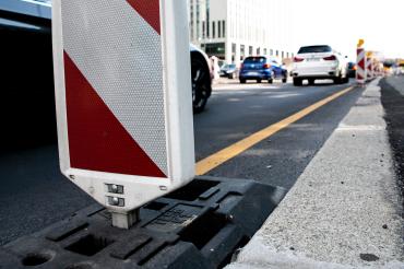 Verfahrene Lebenszeit: Bauleute verbringen oft mehrere Stunden täglich im Auto, um zur Arbeit zu kommen – meist unbezahlt. Jetzt will die IG BAU eine Entschädigung der Wegezeiten durchsetzen.
