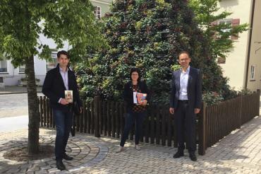 Zwei Männer und eine Frau vor der Fuchsienpyramide in Wemding