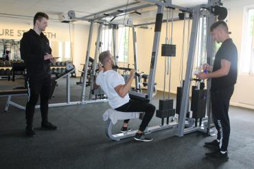 Marco Slavik (links), seine Mitarbeiter und die Mitglieder achten auf Hygienevorschriften beim trainieren.