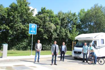 Leiter des Liegenschaftsamtes Karl Stempfle, Oberbürgermeister David Wittner und Tiefbauamtsleiter Michael Bauhammer mit Campern in Nördlingen