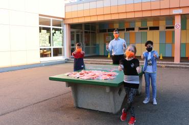 Das Bild zeigt Viertklässler der Nördlinger Grundschule an der Schillerstraße und Florian Sefranek mit den neuen Masken. 