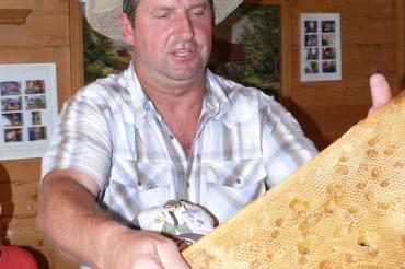 Imker Göck mit voller Wabe