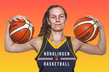 Baketballerin Nadjescha Ilmberger mit zwei Basketbällen