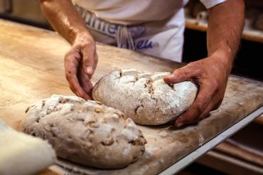 Wer in der Bäckerei arbeitet, muss früh aufstehen und zulangen können. Trotzdem ist die Bezahlung unterdurchschnittlich. Die Gewerkschaft NGG fordert jetzt bayernweit höhere Löhne.