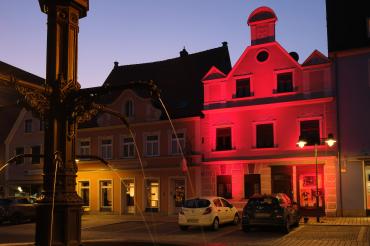 Auch der B.H.Clap beteiligte sich mit seinem Vereinsheim in der Hauptstrasse von Rain, im Vordergrund der Marienbrunnen, an der Aktion „Night of Light“ .
