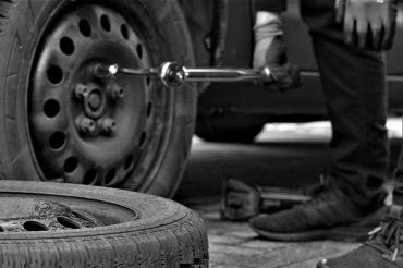 Radschraube wird mit Schraubenschlüssel gedreht