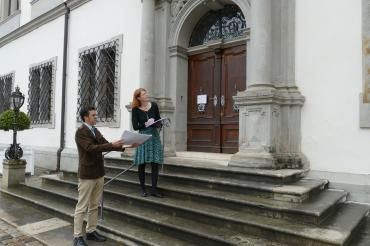 Mann und Frau vor Schlosstor Oettingen