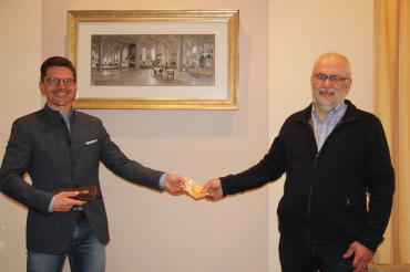 Erich Schabert und Oberbürgermeister David Wittner bei der Spendenübergabe im Amtszimmer im Rathaus