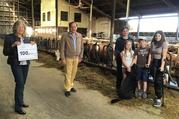 Auf dem Bild zu sehen (von links): BBV-Kreisbäuerin Ruth Meißler, Vorsitz. Hotel- und Gaststättenverband Donau-Ries Sepp Meyer, Milchbäuerin Carola Schneid mit Kinder. 