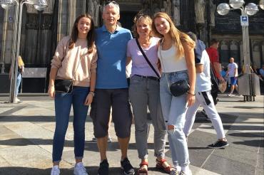 Vier Personen vor Kirche