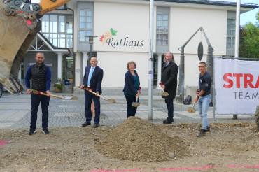 Am Donnerstagvormittag fand der Spatenstich für den Bau des Wärmenetz in Asbach-Bäumenheim statt. Auf dem Bild zu sehen (von links): Felix Schwahn, Leitung Wärme GP Joule, Bürgermeister Martin Paninka, Johanna Siebold, Geschäftsführerin AB Ökoenergie GmbH, Heinrich Gärtner, Geschäftsführer GP Joule und Stefan Bissinger, Leiter Bauwesen Gemeinde Asbach-Bäumenheim. 