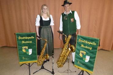 Das Bild zeigt Jugendleiterin Janine Schneider zusammen mit Stadtkapellendirigenten Franz Fischer mit den neuen Instrumenten. 